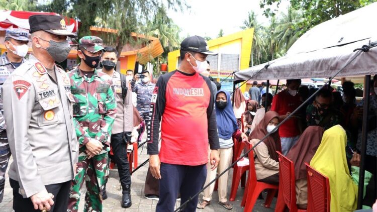 TINJAU VAKSINASI— Kapolda Sumatera Barat Irjen Pol Teddy Minahasa, didampingi Wali Kota Genius Umar dan rombongan saat meninjau vaksinasi.