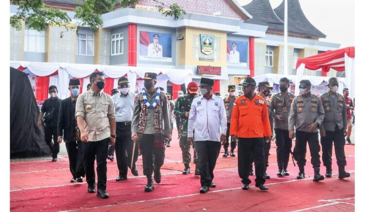 TINJAU SUMDARSIN— Kapolda Sumbar, Irjen Pol Teddy Minahasa, SH. S.Ik didampingi Bupati Dharmasraya Sutan Riska Tuanku Kerajaan dan Ketua DPRD Dharmasraya, Pariyanto saat meninjau Gebyar Sumdarsin Di Dharmasraya Ahad (14/11).