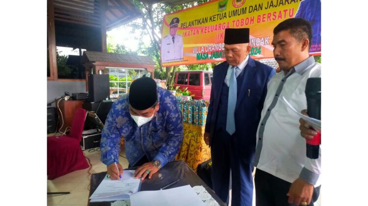 Kebangaan untuk Kemajuan Ranah dan Rantau 1 TANDA TANGAN— Bupati Padangpariaman Suhatri Bur melakukan penandatangan berita acara saaat pelantikan dan pengukuhan pengurus Ikatan Keluarga Toboh Bersatu Campago Selatan (IKTOB) se Jabodetabek.