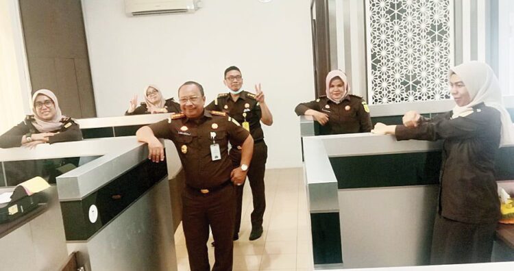 TINJAU RUANGAN JAKSA—  Kajari Padang Ranu Subroto yang didampingi Kasubag Bin Andi Salim ketika meninjau fasilitas baru ruangan di lantai II gedung Kejari Padang.