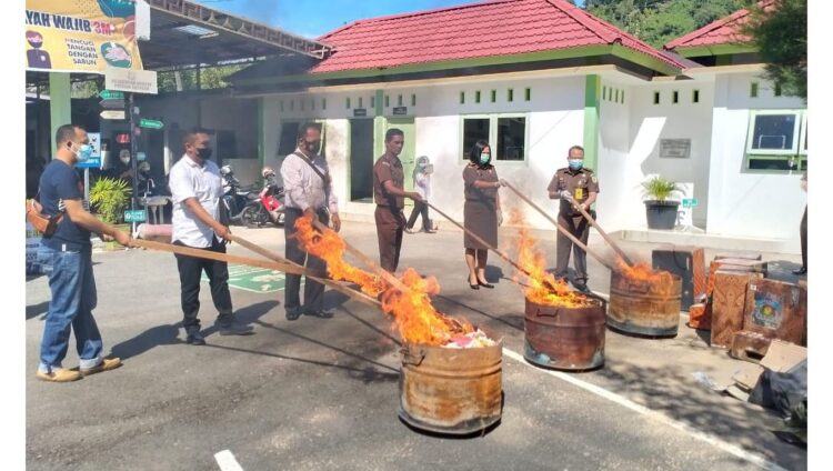 Kejari Painan Musnakan BB Narkotika 1 MUSNAHKAN BB— Bertempat di halaman Kejari Painan memusnahkan barang bukti (BB) narkotika dengan cara dibakar.