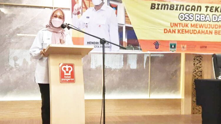 BIMTEK— Kepala DPMPTSP Padang Corri Saidan memberikan sambutan saat pembukaan Bimtek OSS RBA dan LKPM, beberapa waktu lalu.