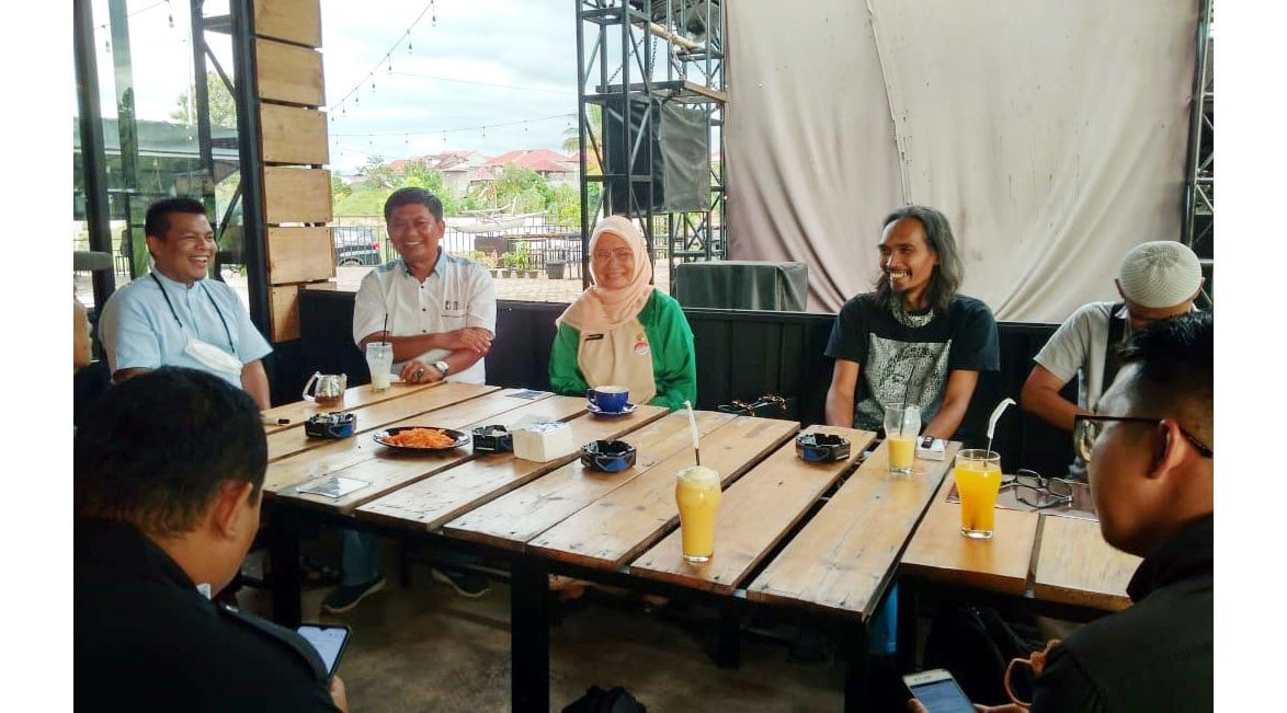 Kepala Dinas Kebudayaan Provinsi Sumbar Gemala Ranti didampingi sekretaris Disparpora Kota Payakumbuh dan perupa saat berbincang dengan awak media