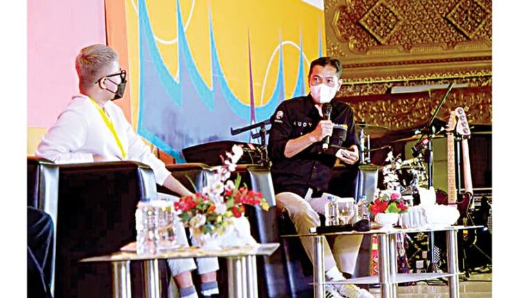 PEMATERI— Kepala Diskominfo Kota Padang Rudy Rinaldy tampil sebagai pemateri dalam Talkshow bertemakan ”Ngobrolin Literasi Digital” pada kegiatan Literasi Digital Netizen Fair 2021, di UPI Sport & Exhibition Hall , Selasa (23/11).