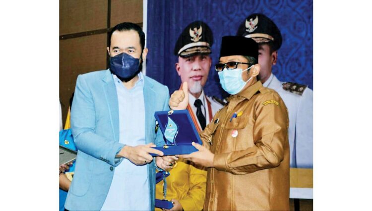 PENGHARGAAN— Ketua DPD KNPI Sumbar Fadli Amran menyerahkan Penghargaan kepada Wali Kota Padang Hendri Septa.