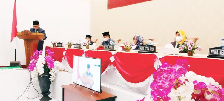Fraksi DPRD Sawahlunto Setujui Ranperda APBD TA 2022, Eka Wahyu: Pemko Diminta Perhatikan Catatan dari Fraksi 1 Ketua DPRD Kota Sawahlunto Eka Wahyu memimpin sidang paripurna Ranperda Kota Sawahlunto tentang APBD Tahun Anggaran 2022, Senin (29/11).