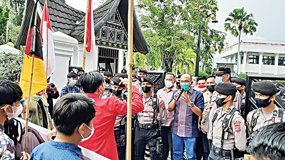 Ketua DPRD Provinsi Sumatera Barat Tampung Aspirasi Mahasiswa bersama Kolaborasi Ormas dan Tokoh Masyarakat 1 Ketua DPRD Sumbar Supardi saat menerima demo mahasiswa.