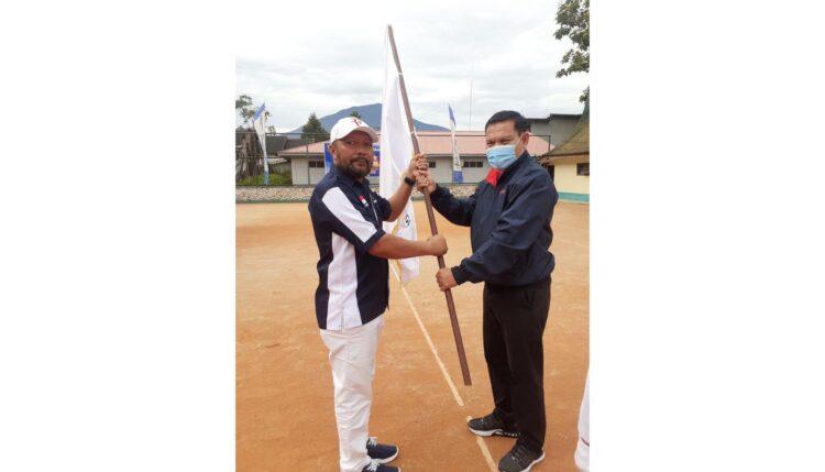 SERAHKAN--Ketua Pengprov PELTI Sumbar Prof DR Syahrial Bakhtiar MPd  menyerahkan bendera petaka Pelti kepada Ketua Pelti Bukittinggi terlantik  Tofani Syahputra.