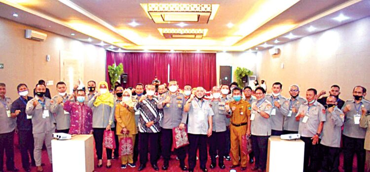 Perlu Tindakan Tegas Bagi BUJP yang Tidak Taat Aturan di Kota Padang 1 RAKERDA— Ketua Pengurus Rakerda ABUJAPI Sumbar, H. Tafyani Kasim, SH beserta Instansi Pemprov Sumbar, Ditbinmas Polda Sumbar saat Rakerda dan FGD ABUJAPI Sumbar, Selasa (9/11) di Padang.