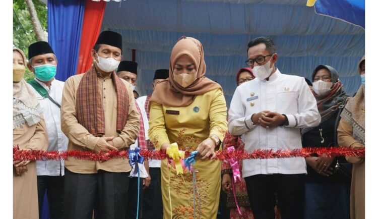 GUNTING PITA—Ny Lise Eka Putra gunting pita buka kembali TTIC yang sempat terhenti akibat pandemi Covid-19, dan turut didamping Kadis Pangan dan Perikanan Hilmi.