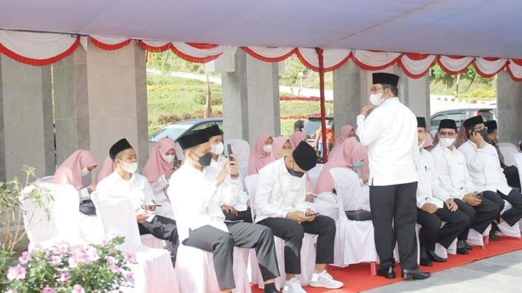 LEPAS KAFILAH-- LPTQ Kota Bukittinggi memberangkatkan 59 kafilah yang mengikuti 12 cabang dan official sebanyak 31 orang untuk MTQ tingkat Sumbar di Padangpanjang.