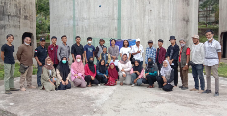 Komunitas Kolam Baca (KKB) Berkreativitas di Kota Sawahlunto, Deklamasikan 20 Karya Puisi Terbaik 1 FOTO BERSAMA—Para anggota dan peserta komunitas kolam baca (KKB) berfoto bersama sebelum memulai acara.