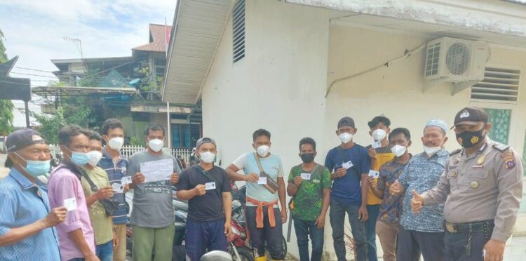 VAKSINASI COVID-19  — Komisaris Utama PT Farensa Ardina Abadi H.Irmansyah (Buyung Aman) bersama karyawan dan tukang setelah melakukan vaksinasi Covid-19 di Puskesmas Pengambiran Ampalu Nan XX.
