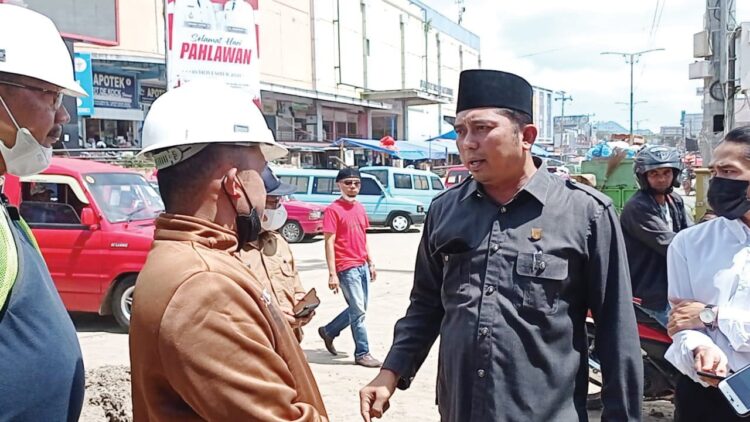 Komisi III, DPRD Bukittinggi, Sesalkan Pekerjaan Proyek Drainase 1 Komisi III DPRD Kota Bukittinggi turun meninjau pelaksanaan proyek drainase primer, yang hasil pengerjaannya disesalkan anggota dewan.