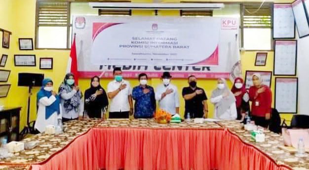 KI Sumbar Melakukan Monev ke KPU Kota Arang 1 FOTO BERSAMA—Komisioner KI Sumbar foto bersama usai kunjungan ke KPU Sawahlunto di aula kantor KPU Sawahlunto.