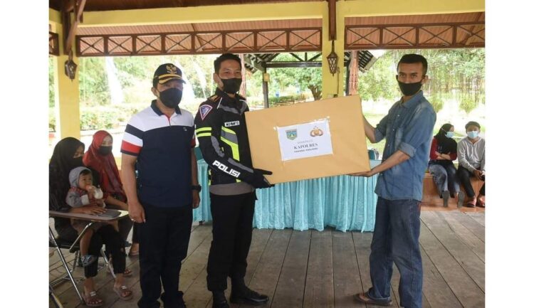 SERAHKAN DOORPRIZE— Wawako Padangpanjang bersama Kapolres AkBP Novianto Taryono menyerahkan doorprize kepada warga yang beruntung ketika mengikuti kegiatan vaksinasi massal.