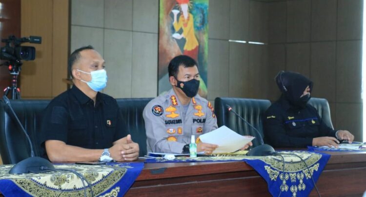 KONFERENSI PERS— Kabid Humas Polda Sumbar, Kombes Pol Satake Bayu Setianto saat memberikan keterangan pers terkait pengungkapan 902 kasus narkoba hingga Oktober 2021, kemarin. Tercatat ada 902 kasus penyalahgunaan narkotika dengan jumlah tersangka 1.278 orang.