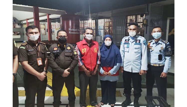 DIEKSEKUSI— Kejari Solsel mengeksekusi dua terpidana korupsi dana bencana pada BPBD Solsel ke Rutan Kelas II B Muara Labuh untuk menjalani hukuman.