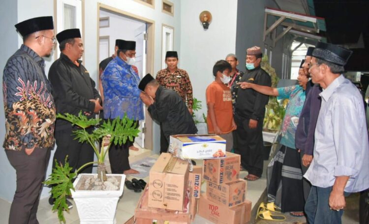DATANGI KAFILAH—Bupati Padangpariaman Suhatri Bur datangi kafilah Padangpariaman.