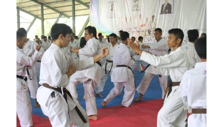 Kejurnas Kadet, Junior dan Under 21 Jawa Barat, PB Lemkari Turunkan Karateka Andalan 1 LATIHAN— Karateka perguruan Lemkari Sumbar tengah serius latihan yang bakal mengikuti Kejuaraan Nasional Kadet, Junior dan U-21 tahun 2021.