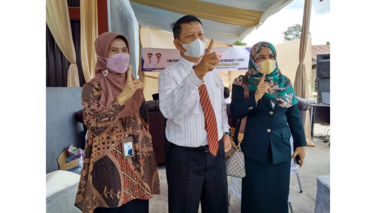 LPM Payobasung Masuk Nominasi 6 Besar Tingkat Sumbar, Gebu Payobasung Berhasil Daftarkan Masyarakat jadi Peserta JKN-KIS 1 FOTO BERSAMA—Kepala BPJS Kesehatan Cabang Payakumbuh Febri Yanti, foto bersama Kadis Dukcapil Kota Payakumbuh dan masyarakat di acara penilaian LPM Payobasung oleh tim penilai provinsi.