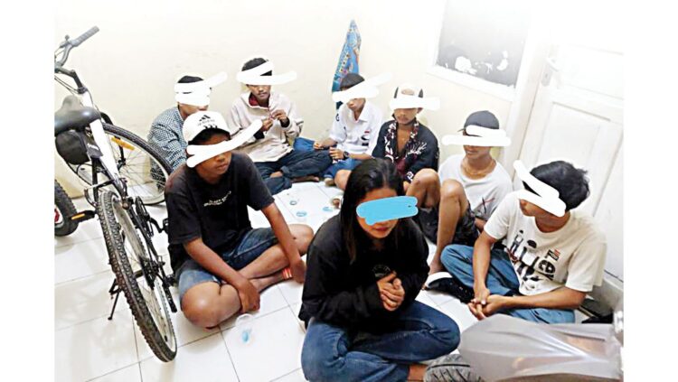 DIGEREBEK— Tujuh remaja laki-laki kedapatan di dalam kamar kos dengan satu remaja putri di kawasan Kamang, Kenagarian Painan, Kecamatan IV Jurai.