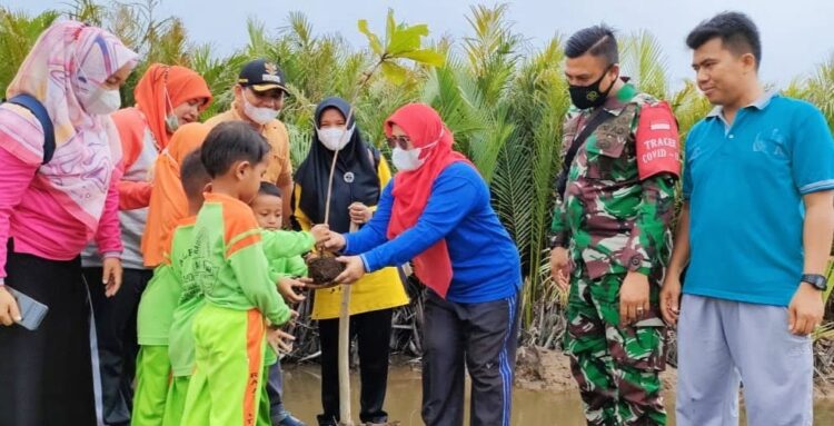 SERAHKAN POHON—Bunda PAUD Kabupaten Padangpariaman Ny Yusrita Suhatri Bur serahkan bibit pohon yang akan ditanam oleh anak-anak dalam kegiatan Gebyar PAUD.