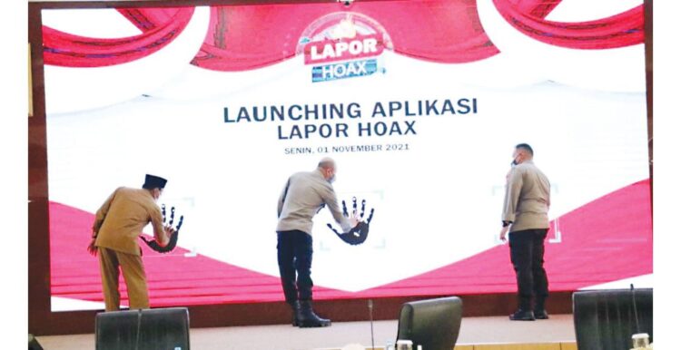LUNCURKAN— Kapolda Sumbar Irjen Pol Teddy Minahasa Putra bersama Wakapolda dan Kepala Dinas Sosial Sumbar Jumaidi meluncurkan aplikasi Lapor Hoaks yang ditandai dengan scanning telapak tangan.