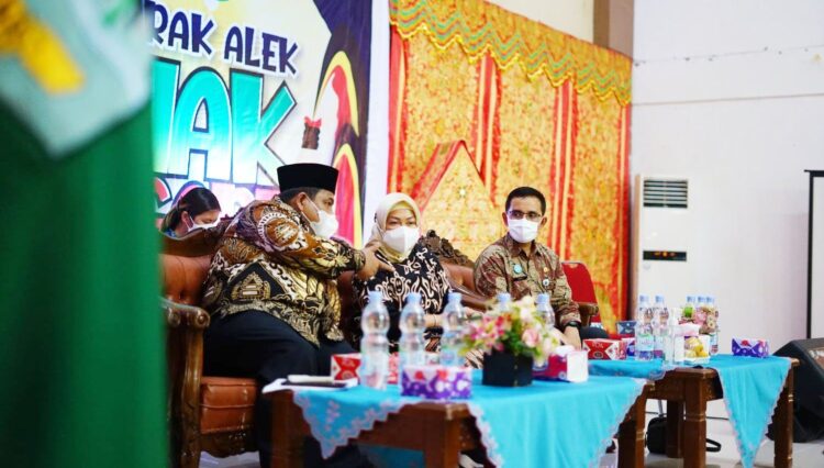 SAKSIKAN ALEK NAGARI— Bupati Padangapriaman Suhatri  Bur bersama Deputi saat menyaksikan Alek Nagari.