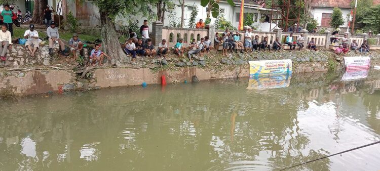 Sambut HUT Kota Sawahlunto ke-133, Warga Tanah Lapang Gelar Mancing Mania 1 LOMBA MANCING—Terlihat para peserta Lomba Mancing Mania memperagakan hasil pancingannya yang sudah banyak.