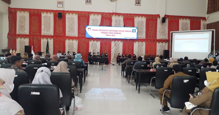 SADAR HUKUM— Pemko Padang menggelar lomba Sadar Hukum antar tingkat Kota Padang, untuk menangkis isu hoaks tentang vaksin, Selasa (9/11) di aula Balaikota Aia Pacah.