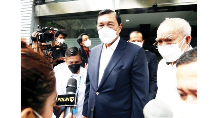 DILAPORKAN— Luhut Binsar Panjaitan dan Erick Thohir dilaporkan ke KPK. Keduanya diduga terlibat dalam bisnis PCR yang membebani rakyat.