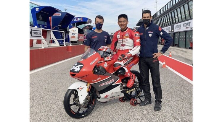 MOTO3-Mario Suryo Aji bersama dengan mekanik dan pelatihnya jelang Grand Prix Moto3.