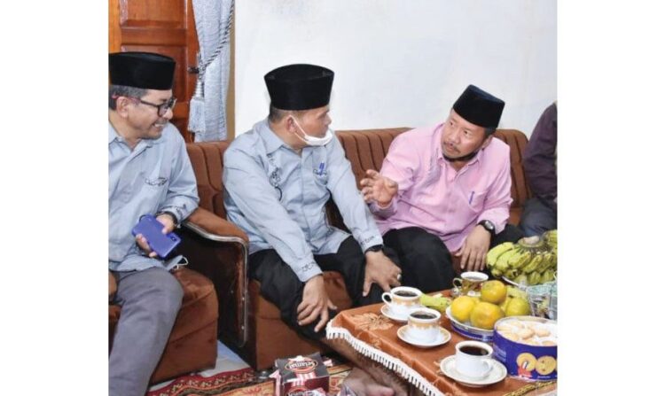 KUNJUNGI KAFILAH— Bupati Agam Andri Warman berkunjung ke posko kafilah Agam di Kacang Kayu Sigando, yang mengikuti MTQ Sumbar di Padangpanjang.