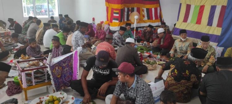 MAKAN BAJAMBA—Warga Nahari Sungai Buluah makan bajamba di Masjid Nur Abdullah pada acara Maulid Nabi.