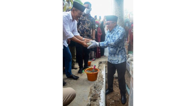 PEMBANGUNAN MASJID— Bupati Eka Putra menerima batu pertama dari Bupati Tanahdatar periode 2016-2021 Zuldafri Darma untuk diletakan sebagai batu pertama Masjid Taqwa.