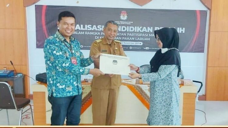 Masyarakat Kelurahan Pakan Labuah Antusias mendapatkan sosialisasi pendidikan pemilih yang diberikan Ketua KPU Kota Bukittinggi, yang dilaksanakan di aula Kantor Pakan Labuah, Senin (22/11).