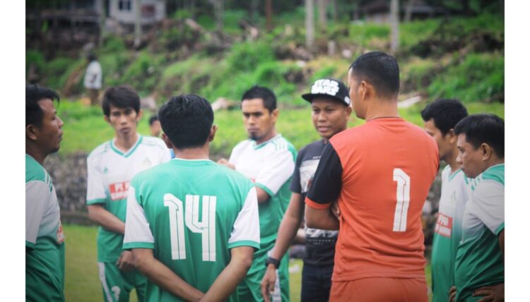 Melakoni Laga Play Off LST, PSS FC Sumpur Raih Kemenangan 2-0 1 ARAHAN PEMAIN— Pelatih PSS FC Nov Andi memberikan pengarahan pada pemain menjelang dimulainya babak kedua.