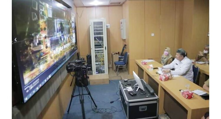 PAPARKAN SMART CITY— Wali Kota Solok Zul Elfian memaparkan program Smart City di hadapan Wako Bekasi  dan Wako Tangerang secara virtual.