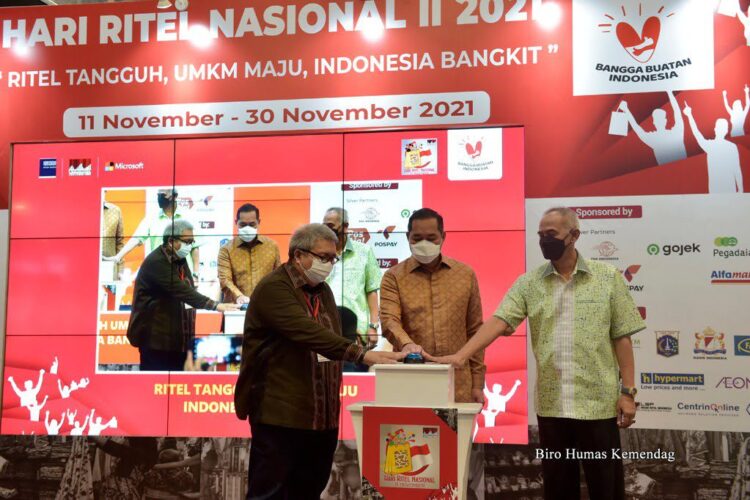 Menteri Perdagangan, Muhammad Lutfi didampingi Ketua APRINDO, Roy N. Mandey serta Direktur Jenderal Perdagangan Dalam Negeri, Oke Nurwan menekan tombol sebagai tanda pembukaan Hari Ritel Nasional 2021 yang berlangsung di Aeon Mall Jakarta Garden City, Jakarta, Kamis (11/11/2021).