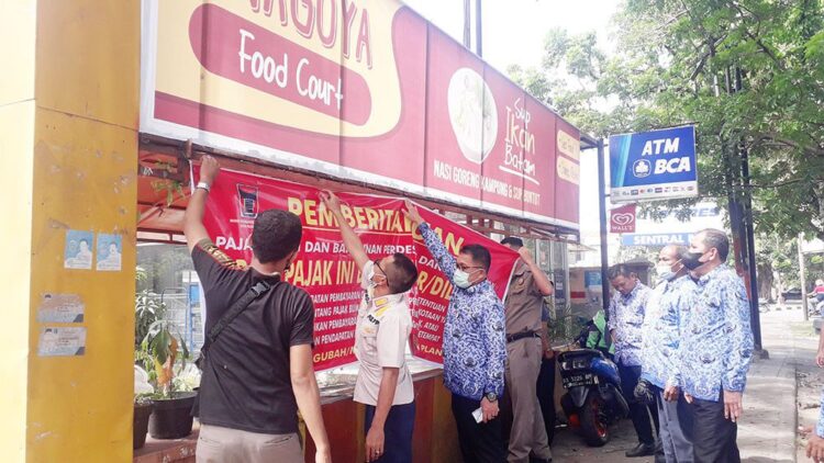 PENYEGELAN — Tim gabungan Bapenda Kota Padang melakukan penyegelan terhadap wajib pajak (WP) yang menunggak PBB selama bertahun-tahun, Rabu (17/11).