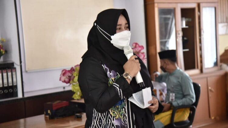 SAMBUTAN— Kadis DP3APM Kota Pekanbaru, Chairani sampaikan persamaan Kota Pekanbaru dengan Pariaman.