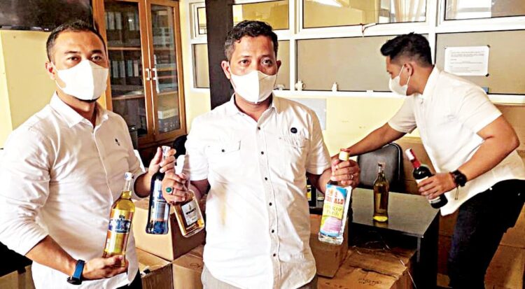 PENJUAL MIRAS— Personel Subdit I Indagsi Ditreskrimsus Polda Sumbar memperlihatkan barang bukti miras ilegal yang disita dari penangkapan dua pelaku.