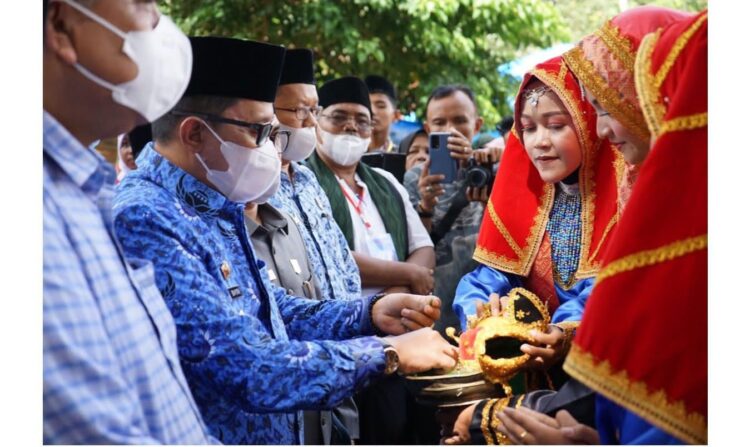 SUGUHI SIRIAH— Bupati Tanahdatar Eka Putra disuguhi siriah dalam carano.