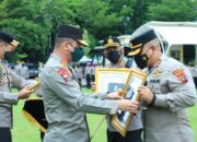 Naik jadi Peringkat Pertama, Kapolres Sijunjung Kembali Terima Penghargaan dari Kapolda
