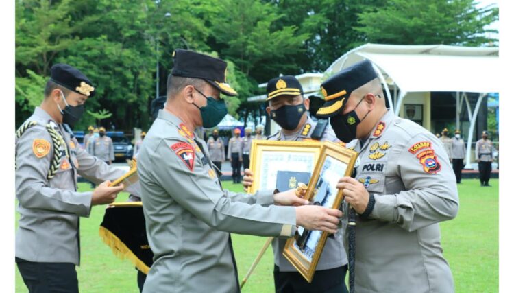 PENGHARGAAN— Capaian tertinggi pelaksanaan Sumdarsin II, Kapolda Sumbar Irjen Pol Teddy Minahasa Putra beri penghargaan kepada Kapolres Sijunjung, AKBP Muhammad Ikhwan Lazuardi.