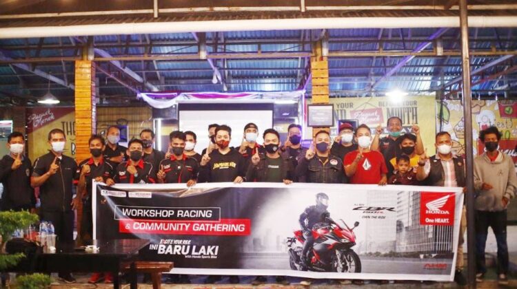 NONTON BARENG-Puluhan anggota komunitas pecinta Honda CBR mengikuti nonton bareng MotoGP yang diselenggarakan PT Menara Agung.