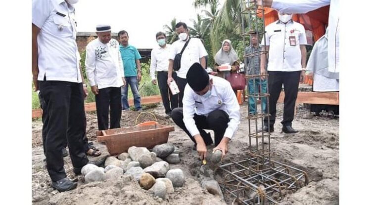 PEMBANGUNAN SEKOLAH PAUD— Wako Genius Umar  meletakkan batu pertama pembangunan PAUD.