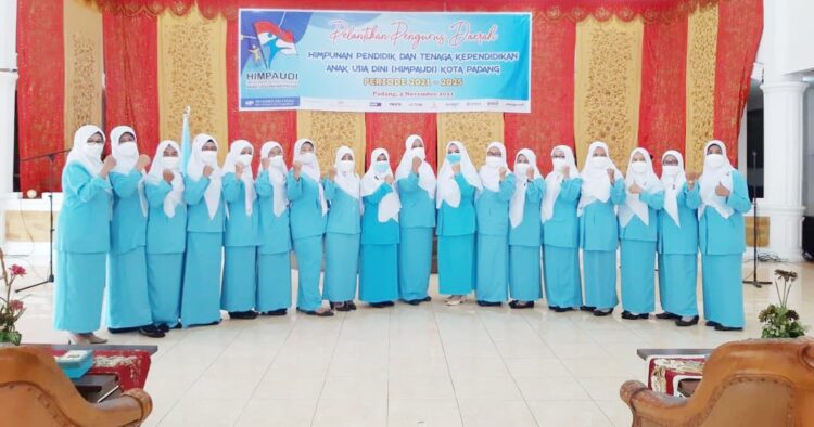 PAUD sebagai Pondasi Dasar Membangun Karakter Anak di Kota Padang 1 PELANTIKAN PENGURUS — Ketua PAUD Kota Padang Ny Genny Hendri Septa berfoto bersama usai pelantikan pengurus daerah Himpunan Tenaga Pendidik Anak Usia Dini (Himpaudi) Padang, Kamis (4/11/) di palanta rumah dinas wali kota.