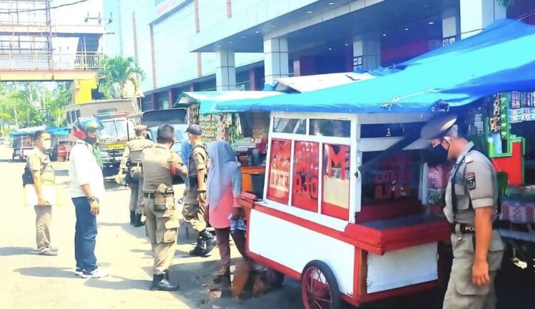 PENERTIBAN— Satpol PP Padang melakukan penertiban sejumlah PKL di depan Plaza Andalas, Jalan Pemuda, Padang Barat, Kota Padang, Senin (22/11).